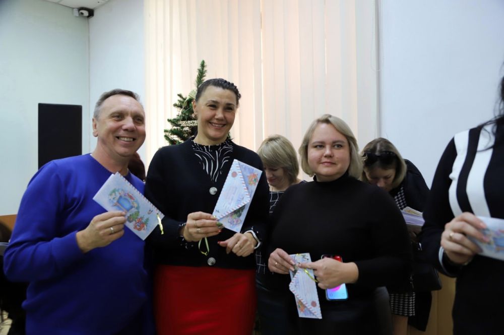 Анжелика Ястребова: Муниципальные служащие и руководители организаций Бахчисарайского района примеряют на себя роль новогодних волшебников Анжелика Ястребова: Муниципальные служащие и руководители организаций Бахчисарайского района примеряют на себя роль новогодних волшебников