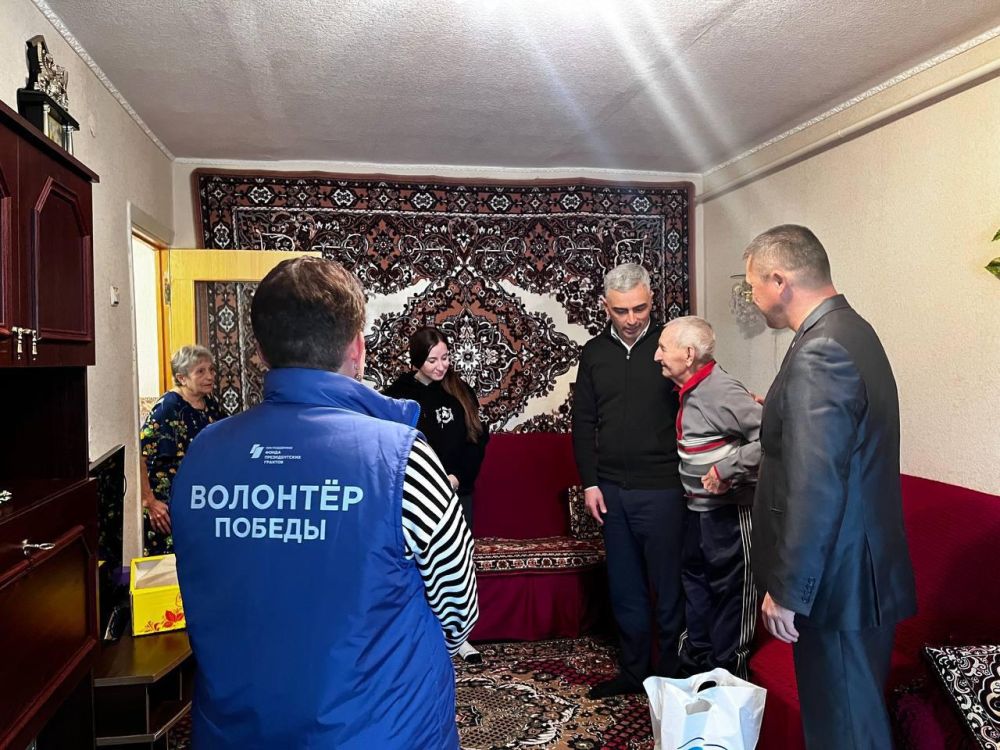 Руководство Черноморского района вместе с молодежью посетили ветерана Великой Отечественной войны Ивана Захаровича Щуся Руководство Черноморского района вместе с молодежью посетили ветерана Великой Отечественной войны Ивана Захаровича Щуся