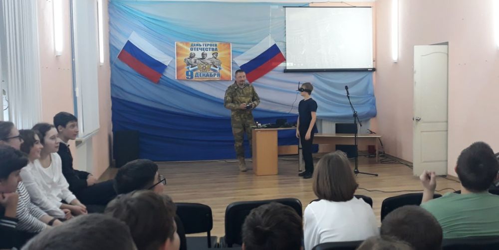 В День Героев Отечества в отделении «Родничок» Насыпновского центра культуры и досуга состоялась встреча учащихся школы №16 с военнослужащим, участником специальной военной операции В День Героев Отечества в отделении «Родничок» Насыпновского центра культуры и досуга состоялась встреча учащихся школы №16 с военнослужащим, участником специальной военной операции