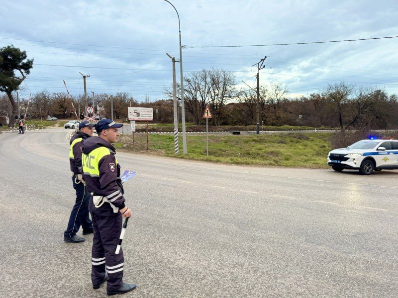 Автоинспекторы Севастополя провели профилактический рейд по безопасности на железнодорожных переездах Автоинспекторы Севастополя провели профилактический рейд по безопасности на железнодорожных переездах