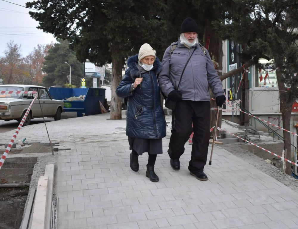 В Алуште проверили ход ремонта пешеходных зон на улице Ленина и в микрорайоне Мирный В Алуште проверили ход ремонта пешеходных зон на улице Ленина и в микрорайоне Мирный