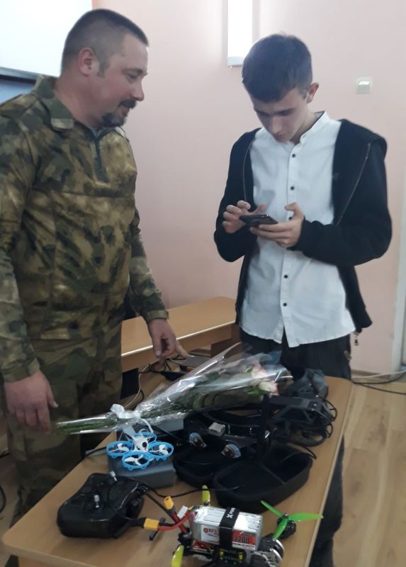 В День Героев Отечества в отделении «Родничок» Насыпновского центра культуры и досуга состоялась встреча учащихся школы №16 с военнослужащим, участником специальной военной операции В День Героев Отечества в отделении «Родничок» Насыпновского центра культуры и досуга состоялась встреча учащихся школы №16 с военнослужащим, участником специальной военной операции