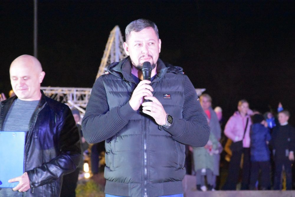 На городской площади торжественно открыли новогоднюю елку На городской площади торжественно открыли новогоднюю елку