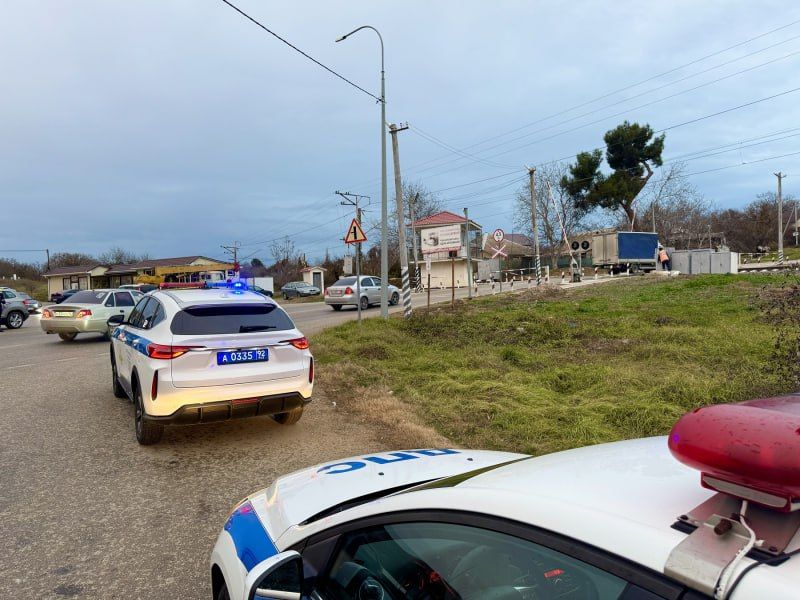 Автоинспекторы Севастополя провели профилактический рейд по безопасности на железнодорожных переездах Автоинспекторы Севастополя провели профилактический рейд по безопасности на железнодорожных переездах