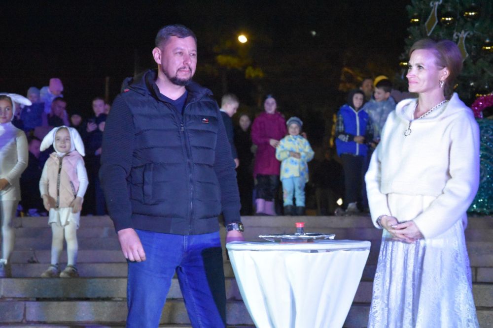 На городской площади торжественно открыли новогоднюю елку На городской площади торжественно открыли новогоднюю елку