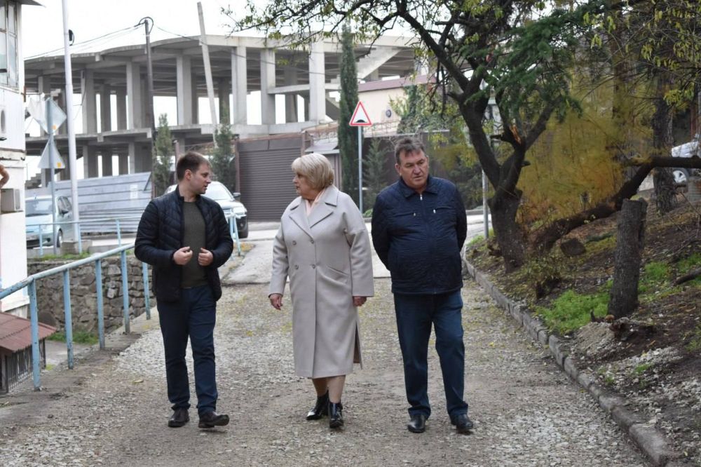 В Алуште проверили ход ремонта пешеходных зон на улице Ленина и в микрорайоне Мирный В Алуште проверили ход ремонта пешеходных зон на улице Ленина и в микрорайоне Мирный