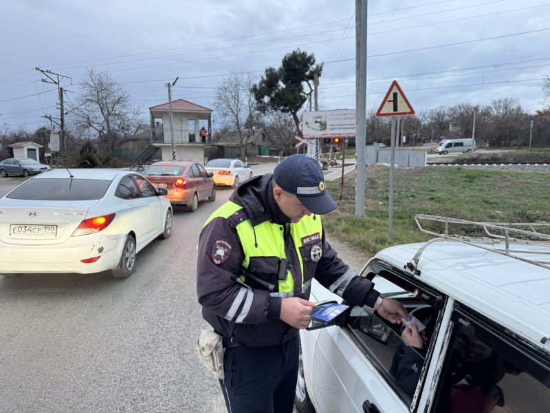 Автоинспекторы Севастополя провели профилактический рейд по безопасности на железнодорожных переездах Автоинспекторы Севастополя провели профилактический рейд по безопасности на железнодорожных переездах