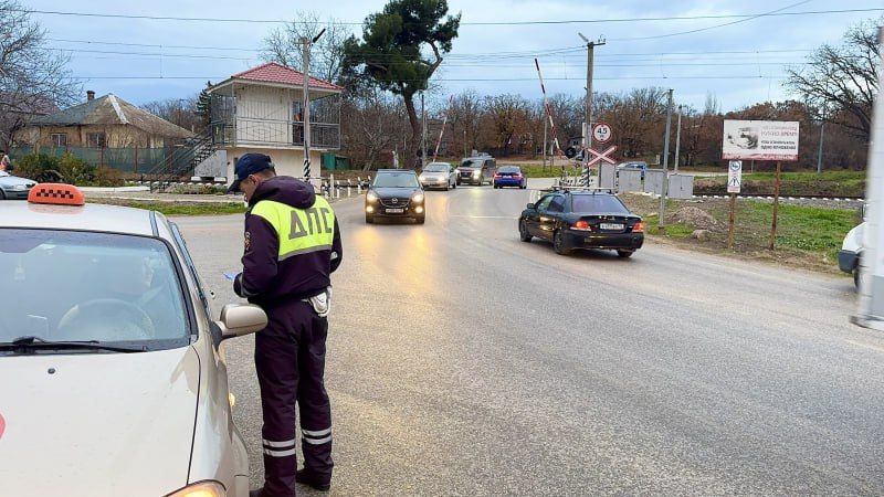 Автоинспекторы Севастополя провели профилактический рейд по безопасности на железнодорожных переездах Автоинспекторы Севастополя провели профилактический рейд по безопасности на железнодорожных переездах