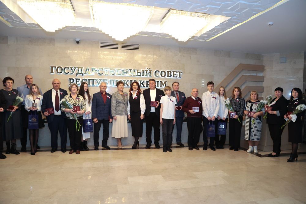 В парламенте Республики Крым вручили государственные награды ко Дню Конституции Российской Федерации В парламенте Республики Крым вручили государственные награды ко Дню Конституции Российской Федерации