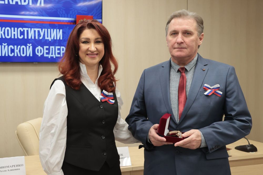 В парламенте Республики Крым вручили государственные награды ко Дню Конституции Российской Федерации В парламенте Республики Крым вручили государственные награды ко Дню Конституции Российской Федерации
