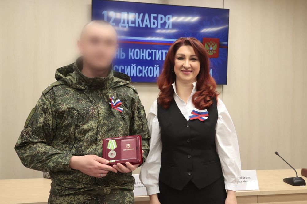 В парламенте Республики Крым вручили государственные награды ко Дню Конституции Российской Федерации В парламенте Республики Крым вручили государственные награды ко Дню Конституции Российской Федерации