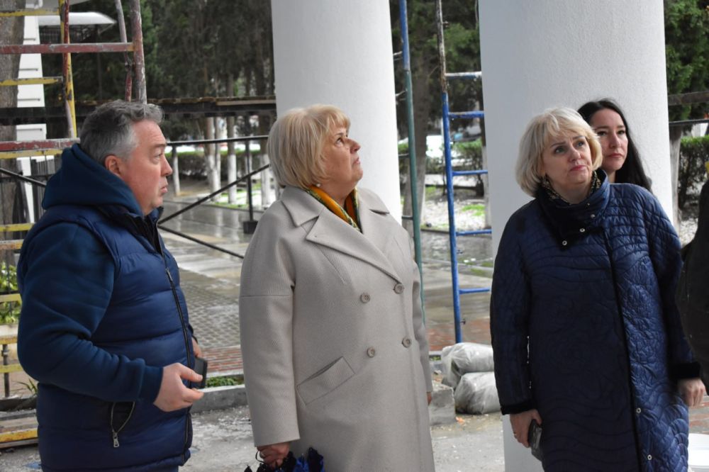 Галина Огнёва: Сегодня совместно с профильными специалистами Администрации выехала на территорию кинотеатра «Шторм» с целью контроля за ходом работ по реконструкции фасада здания Галина Огнёва: Сегодня совместно с профильными специалистами Администрации выехала на территорию кинотеатра «Шторм» с целью контроля за ходом работ по реконструкции фасада здания