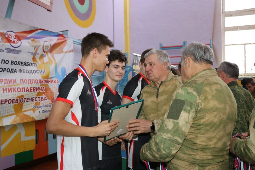 В спортивном зале специализированной школы № 2 сегодня собрались лучшие волейбольные команды города для торжественного открытия школьной лиги, посвященной 80-летию Победы нашего народа в Великой Отечественной войне В спортивном зале специализированной школы № 2 сегодня собрались лучшие волейбольные команды города для торжественного открытия школьной лиги, посвященной 80-летию Победы нашего народа в Великой Отечественной войне