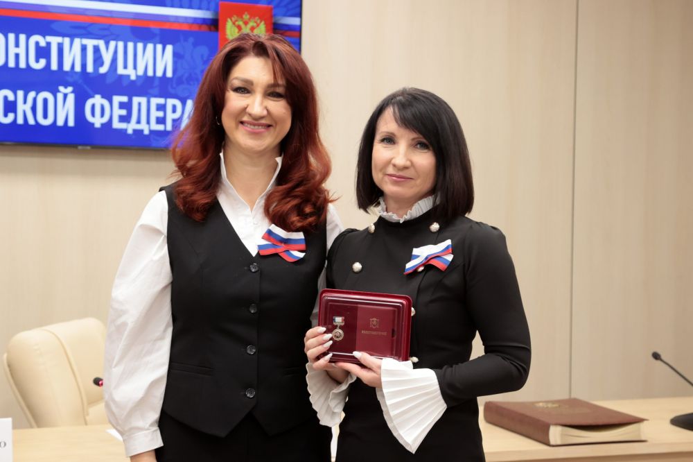 В парламенте Республики Крым вручили государственные награды ко Дню Конституции Российской Федерации В парламенте Республики Крым вручили государственные награды ко Дню Конституции Российской Федерации