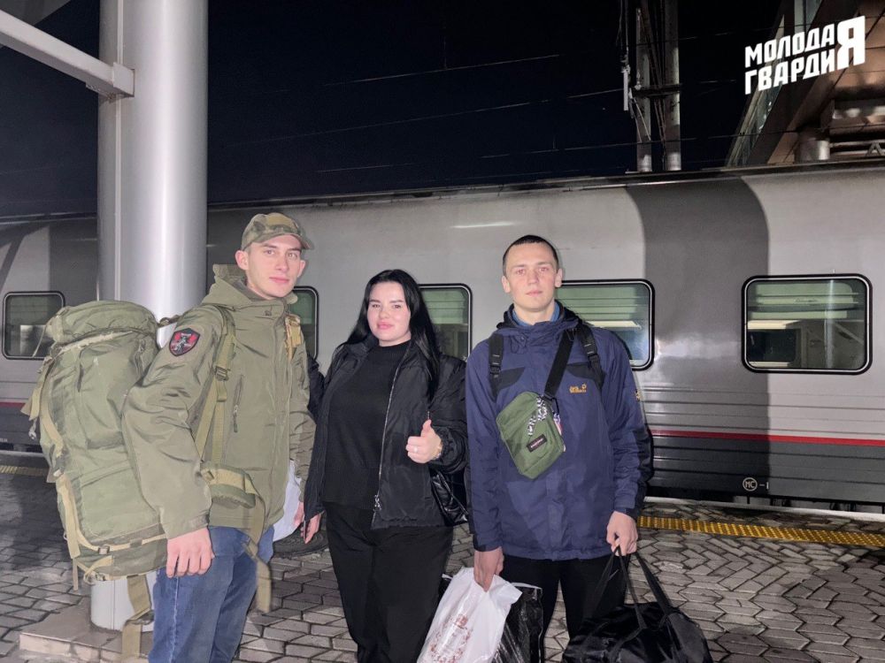Молодогвардейцы Симферополя проводили двух парней в качестве добровольцев на новые территории Молодогвардейцы Симферополя проводили двух парней в качестве добровольцев на новые территории