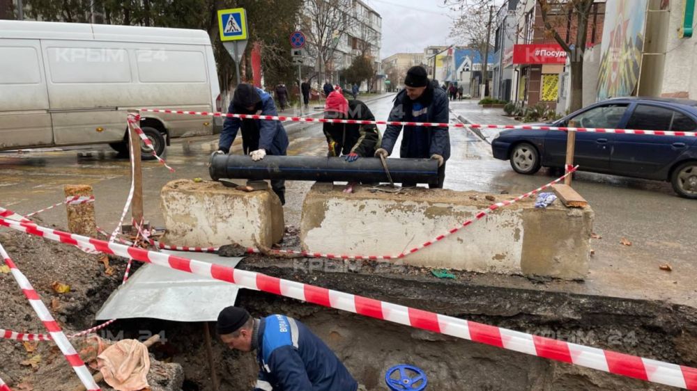 В Саках на улице Ленина меняют трубопровод В Саках на улице Ленина меняют трубопровод