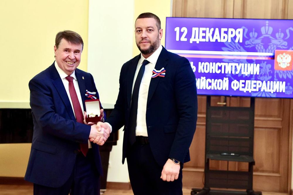 В День Конституции Российской Федерации первый заместитель главы крымского парламента Сергей Цеков торжественно вручил премии Государственного Совета Республики Крым педагогам дополнительного образования и научным... В День Конституции Российской Федерации первый заместитель главы крымского парламента Сергей Цеков торжественно вручил премии Государственного Совета Республики Крым педагогам дополнительного образования и научным...