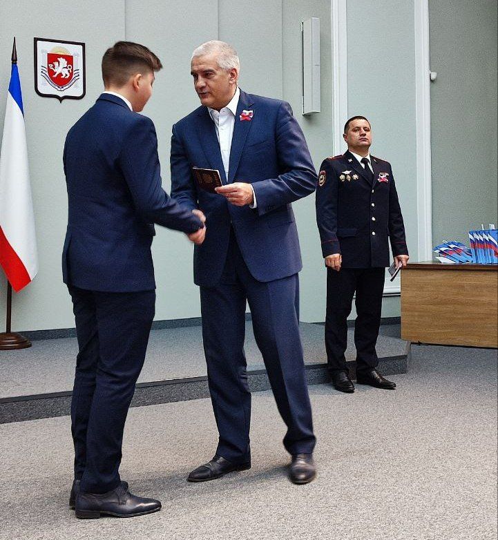 Сегодня, в честь празднования дня Конституции Российской Федерации сотрудники полиции приняли участие в торжественной церемонии вручения паспортов граждан Российской Федерации подросткам, достигшим 14-летнего возраста Сегодня, в честь празднования дня Конституции Российской Федерации сотрудники полиции приняли участие в торжественной церемонии вручения паспортов граждан Российской Федерации подросткам, достигшим 14-летнего возраста