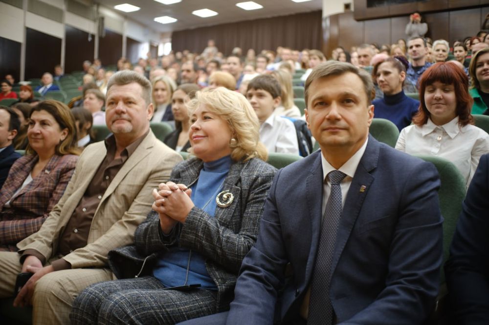 В День Конституции в Ялте чествовали горожан и Защитников, а также вручали паспорта юным ялтинцам В День Конституции в Ялте чествовали горожан и Защитников, а также вручали паспорта юным ялтинцам