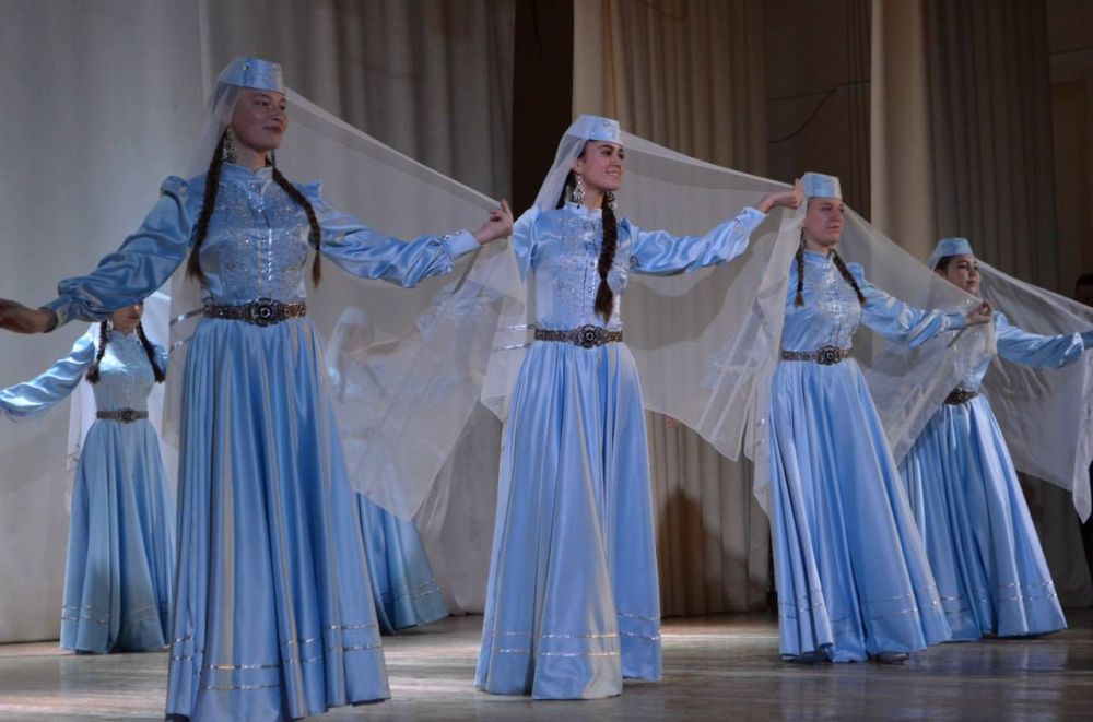 В Белогорском районном доме культуры прошёл торжественный концерт, посвященный Дню Конституции Российской Федерации В Белогорском районном доме культуры прошёл торжественный концерт, посвященный Дню Конституции Российской Федерации