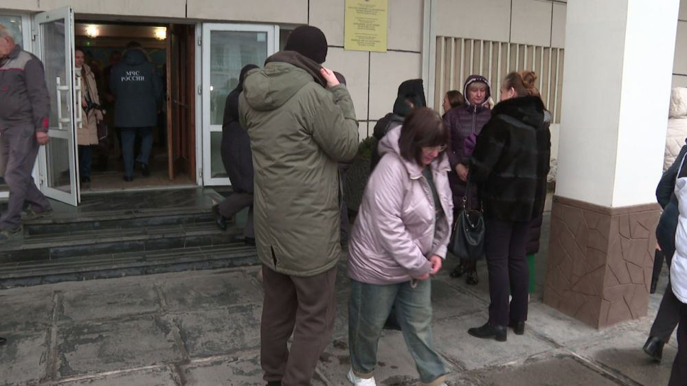 Противопожарную систему безопасности проверили сотрудники МЧС в Симферополе Противопожарную систему безопасности проверили сотрудники МЧС в Симферополе