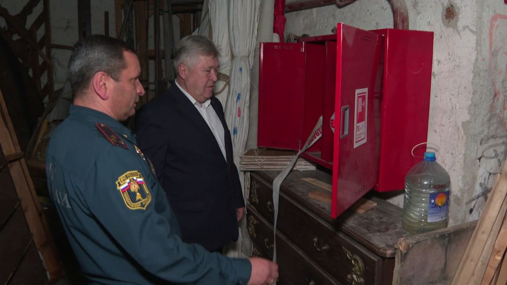 Противопожарную систему безопасности проверили сотрудники МЧС в Симферополе Противопожарную систему безопасности проверили сотрудники МЧС в Симферополе