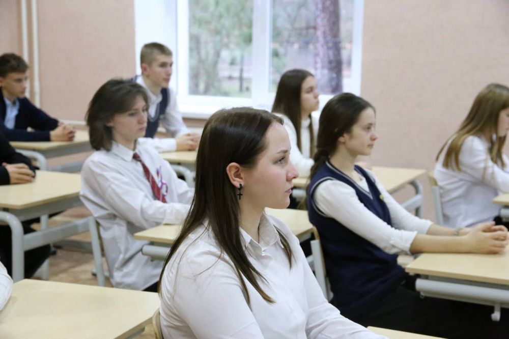 Встреча с учениками Научненкой школы в День Конституции Российской Федерации Встреча с учениками Научненкой школы в День Конституции Российской Федерации