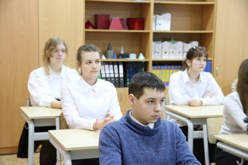 Встреча с учениками Научненкой школы в День Конституции Российской Федерации Встреча с учениками Научненкой школы в День Конституции Российской Федерации