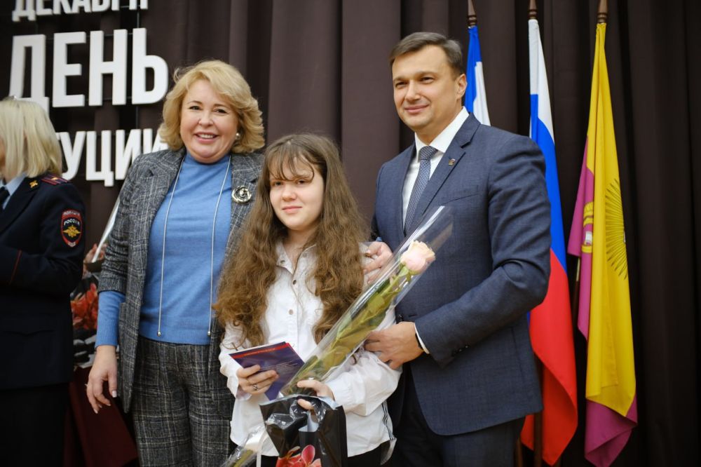 В День Конституции в Ялте чествовали горожан и Защитников, а также вручали паспорта юным ялтинцам В День Конституции в Ялте чествовали горожан и Защитников, а также вручали паспорта юным ялтинцам