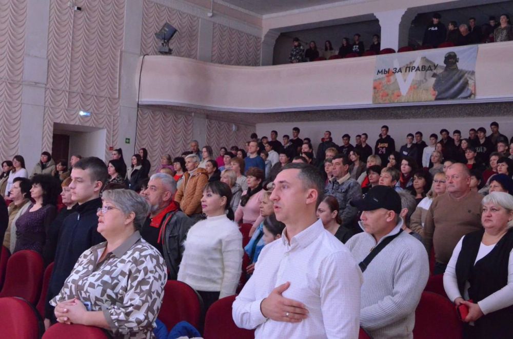 В Белогорском районном доме культуры прошёл торжественный концерт, посвященный Дню Конституции Российской Федерации В Белогорском районном доме культуры прошёл торжественный концерт, посвященный Дню Конституции Российской Федерации