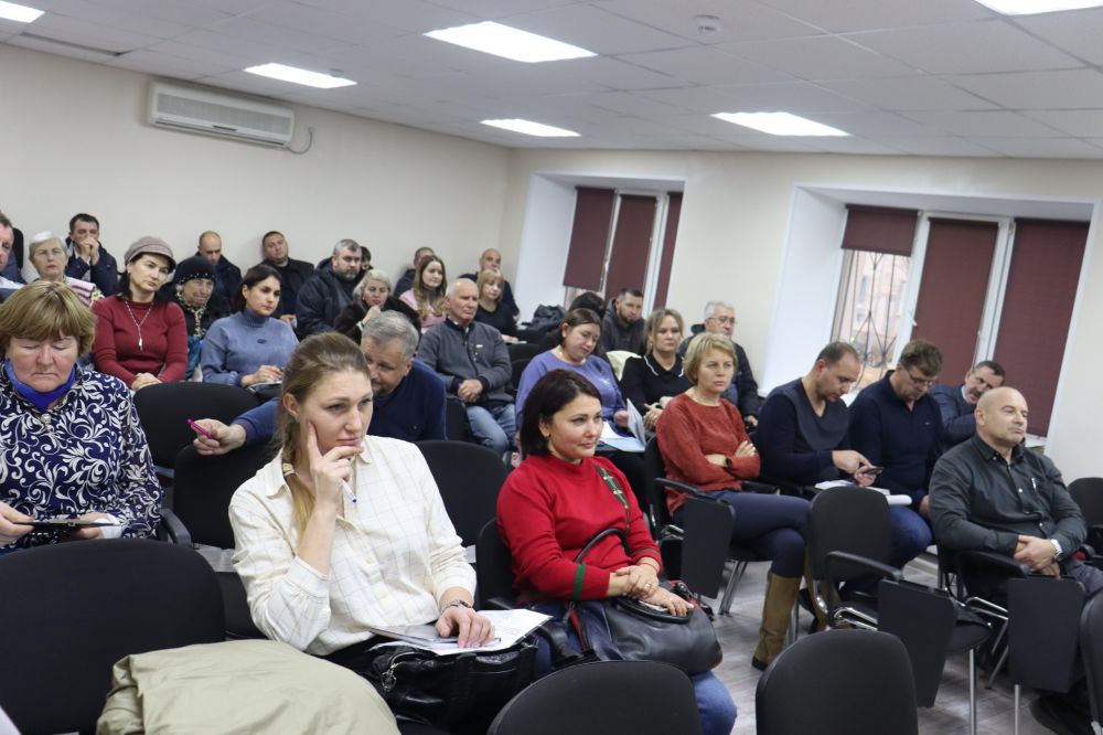 Под руководством заместителя главы администрации Сакского района Сергея Кирьянова прошёл обучающий семинар в рамках проекта "Школа грамотного потребителя" Под руководством заместителя главы администрации Сакского района Сергея Кирьянова прошёл обучающий семинар в рамках проекта "Школа грамотного потребителя"