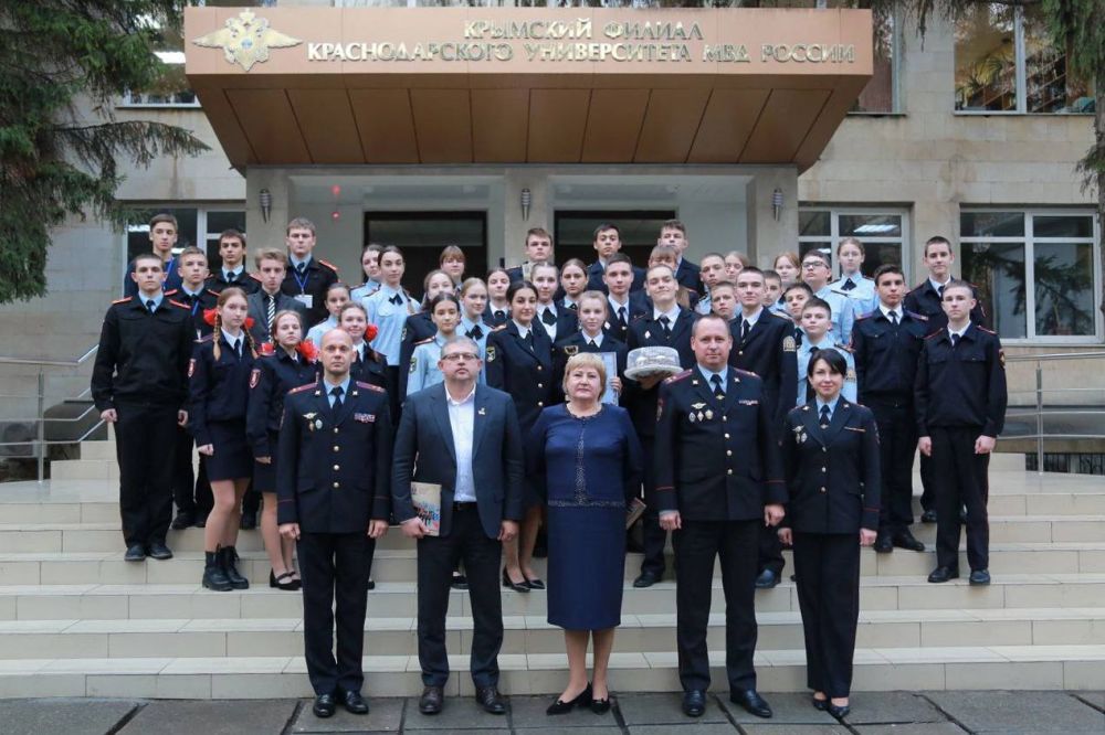Парламентские уроки, приуроченные ко Дню Конституции Российской Федерации, провели депутаты Государственного Совета Республики Крым в образовательных учреждениях полуострова Парламентские уроки, приуроченные ко Дню Конституции Российской Федерации, провели депутаты Государственного Совета Республики Крым в образовательных учреждениях полуострова