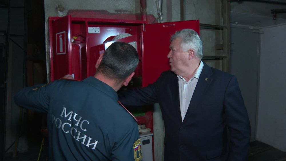 Противопожарную систему безопасности проверили сотрудники МЧС в Симферополе Противопожарную систему безопасности проверили сотрудники МЧС в Симферополе
