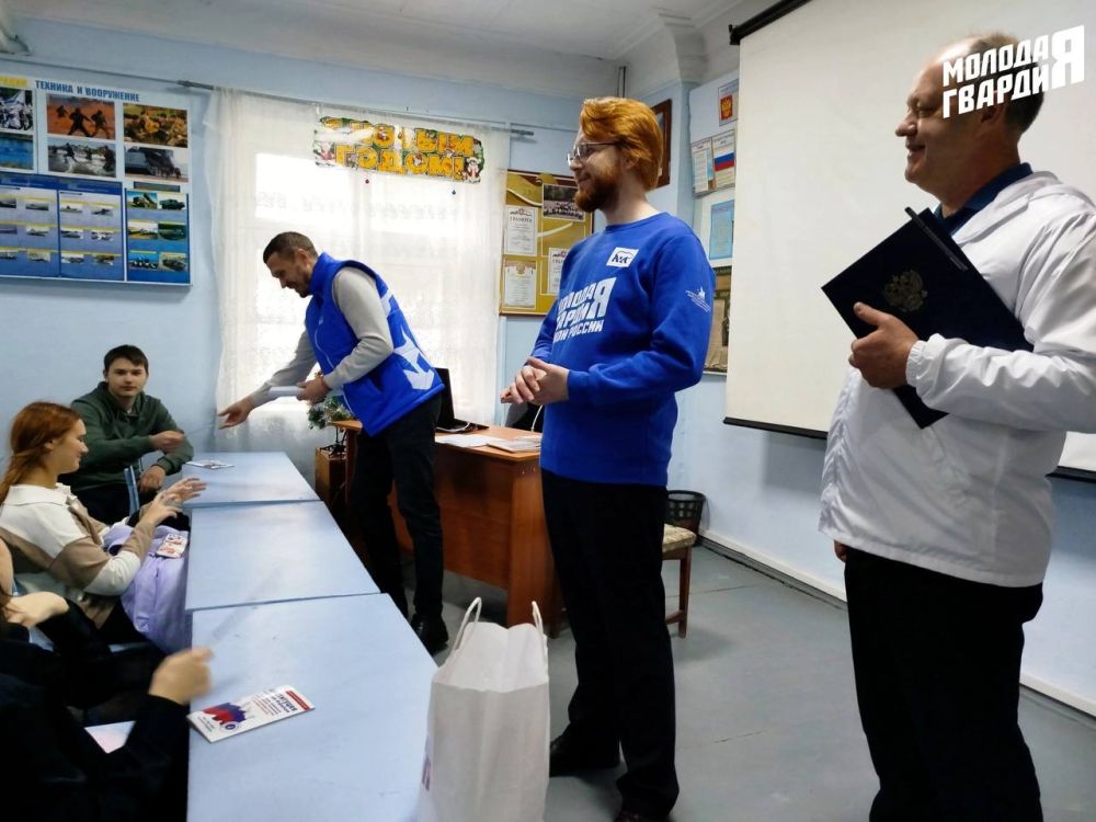 Молодогвардейцы Крыма провели мероприятия в честь празднования Дня Конституции Российской Федерации Молодогвардейцы Крыма провели мероприятия в честь празднования Дня Конституции Российской Федерации
