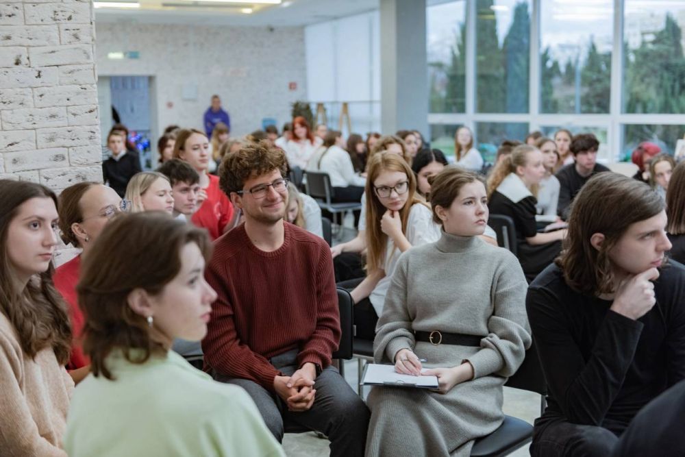 В Молодёжном центре состоялся Всероссийский молодёжный Медиатурнир в формате интеллектуальной игры «Что? Где? Когда?»: #10летМЫвместеСЕВАСТОПОЛЬ В Молодёжном центре состоялся Всероссийский молодёжный Медиатурнир в формате интеллектуальной игры «Что? Где? Когда?»: #10летМЫвместеСЕВАСТОПОЛЬ