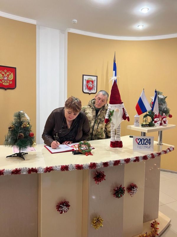 Красноперекопский районный отдел ЗАГС провел торжественную регистрацию заключения брака, посвящённую Дню Конституции Российской Федерации. Красноперекопский районный отдел ЗАГС провел торжественную регистрацию заключения брака, посвящённую Дню Конституции Российской Федерации.