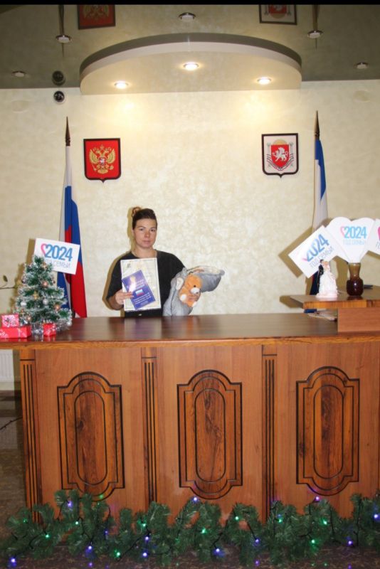 В торжественной обстановке, в День Конституции Российской Федерации, сотрудники Белогорского районного отдела ЗАГС вручали документы о рождении Данила Мороз и Тимофея Щербенева В торжественной обстановке, в День Конституции Российской Федерации, сотрудники Белогорского районного отдела ЗАГС вручали документы о рождении Данила Мороз и Тимофея Щербенева