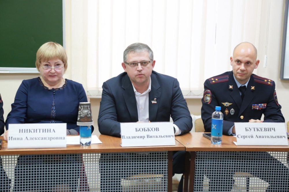 Сотрудники МВД по Республике Крым приняли участие в брейн-ринге для кадетов полицейских классов Крымского филиала Краснодарского университета Сотрудники МВД по Республике Крым приняли участие в брейн-ринге для кадетов полицейских классов Крымского филиала Краснодарского университета