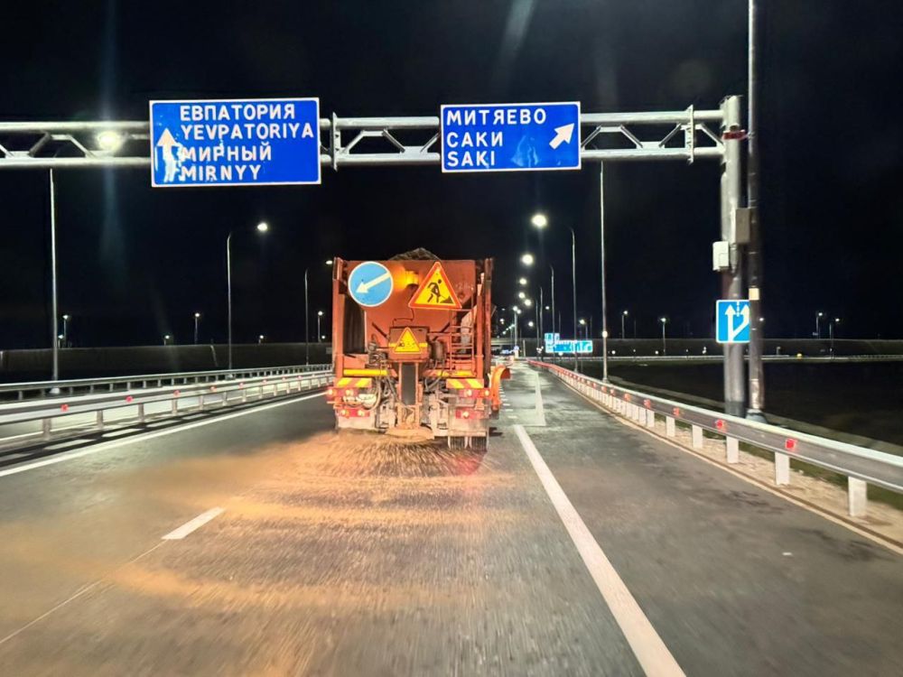 В Крыму за сутки от гололёда обработали почти 1,4 тысячи километров дорог В Крыму за сутки от гололёда обработали почти 1,4 тысячи километров дорог
