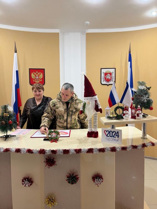 Красноперекопский районный отдел ЗАГС провел торжественную регистрацию заключения брака, посвящённую Дню Конституции Российской Федерации. Красноперекопский районный отдел ЗАГС провел торжественную регистрацию заключения брака, посвящённую Дню Конституции Российской Федерации.