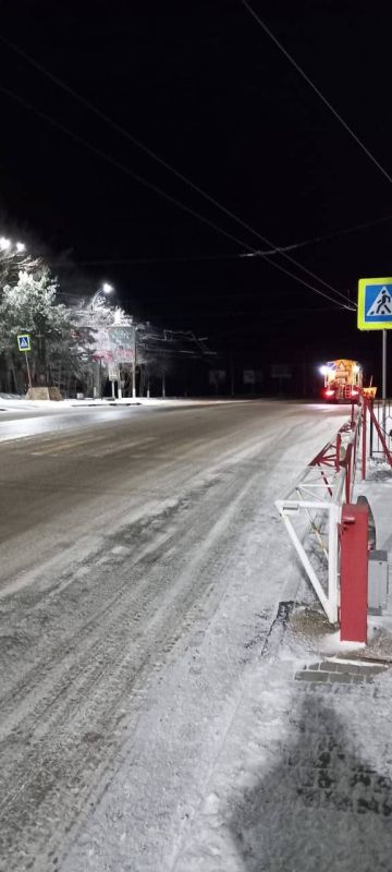 За ночь в Крыму дорожные службы обработали 1390 км дорог За ночь в Крыму дорожные службы обработали 1390 км дорог