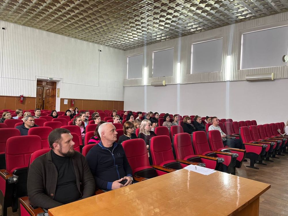 В администрации Белогорского района состоялась встреча председателя Межрегиональной организации Профсоюза Виктора Сазонова с трудовым коллективом администрации, в ходе которой рассматривался вопрос создания первичной... В администрации Белогорского района состоялась встреча председателя Межрегиональной организации Профсоюза Виктора Сазонова с трудовым коллективом администрации, в ходе которой рассматривался вопрос создания первичной...