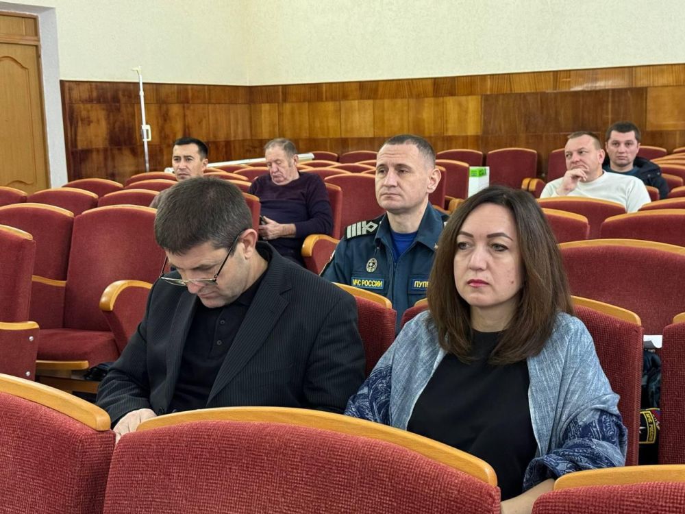 Глава администрации Черноморского района Александр Дудинов провел заседание комисиии по чрезвычайным ситуациям Глава администрации Черноморского района Александр Дудинов провел заседание комисиии по чрезвычайным ситуациям