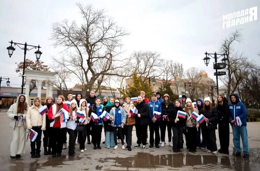 Молодогвардейцы Крыма провели мероприятия в честь празднования Дня Конституции Российской Федерации Молодогвардейцы Крыма провели мероприятия в честь празднования Дня Конституции Российской Федерации