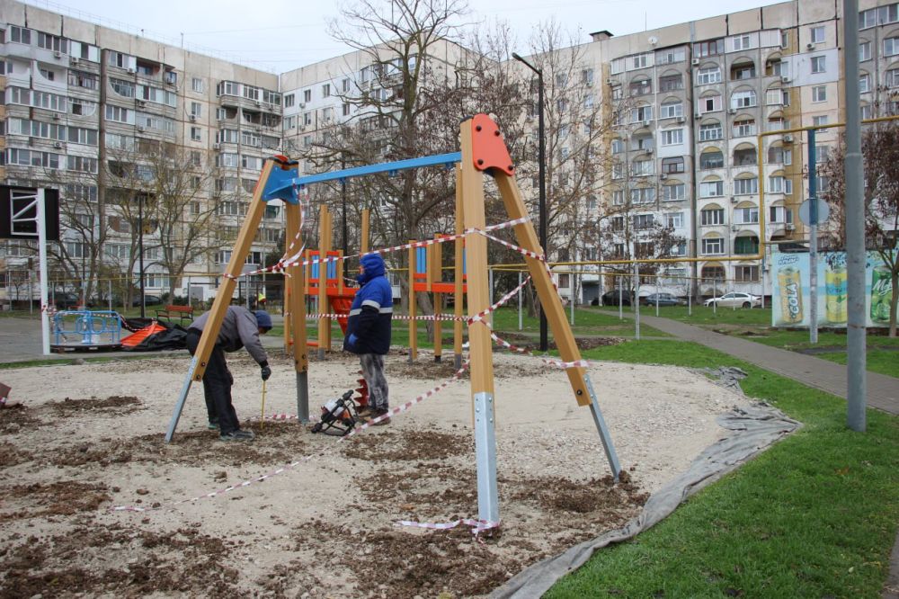 #жкх_и_строительство. Новая детская площадка установлена на ул. Гаспринского. Здесь появился красочный и уютный детский комплекс с качелями и горками #жкх_и_строительство. Новая детская площадка установлена на ул. Гаспринского. Здесь появился красочный и уютный детский комплекс с качелями и горками