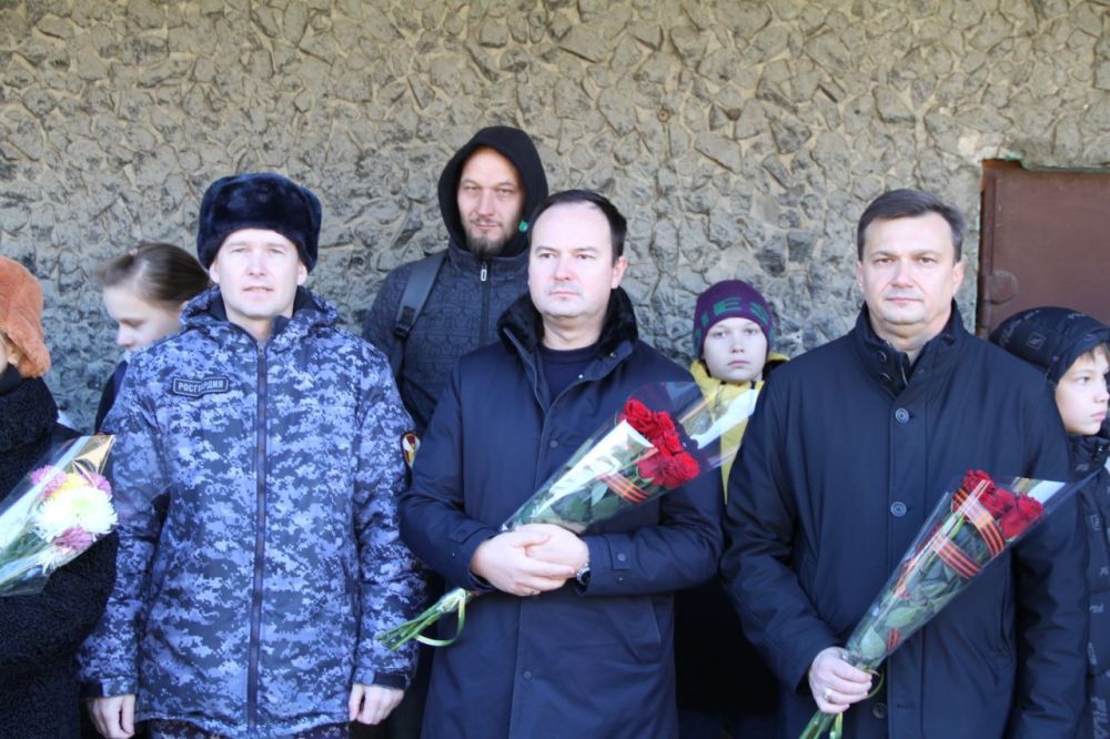 Константин Шимановский: Герои живы пока мы о них помним… В районе автовокзала открыт памятный билборд защитнику Родины, героически погибшему в ходе выполнения задач СВО, гвардии старшему матросу Вооруженных Сил Российской... Константин Шимановский: Герои живы пока мы о них помним… В районе автовокзала открыт памятный билборд защитнику Родины, героически погибшему в ходе выполнения задач СВО, гвардии старшему матросу Вооруженных Сил Российской...