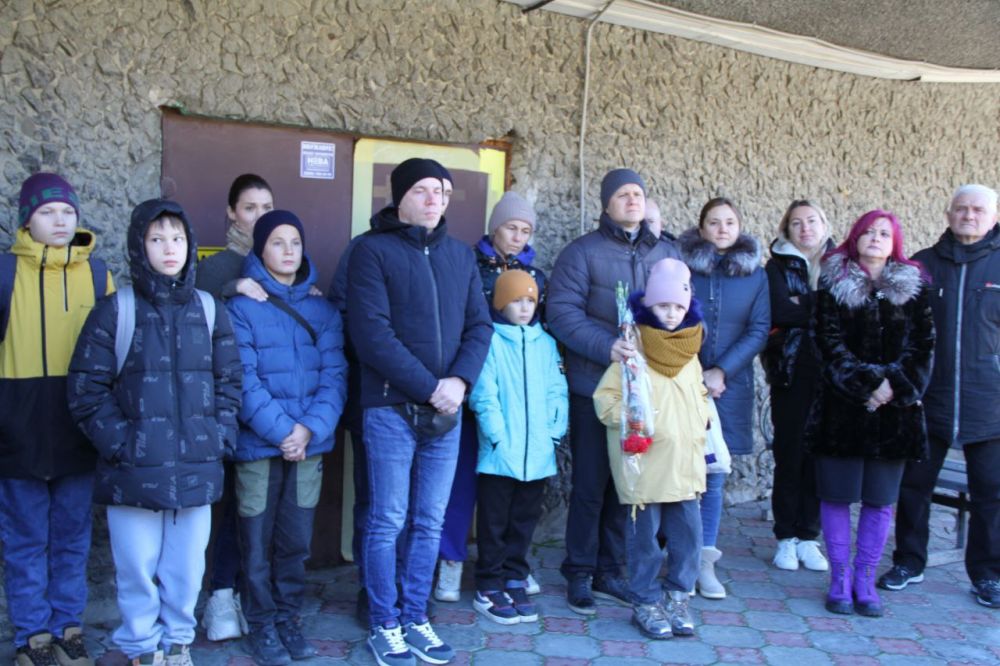 Константин Шимановский: Герои живы пока мы о них помним… В районе автовокзала открыт памятный билборд защитнику Родины, героически погибшему в ходе выполнения задач СВО, гвардии старшему матросу Вооруженных Сил Российской... Константин Шимановский: Герои живы пока мы о них помним… В районе автовокзала открыт памятный билборд защитнику Родины, героически погибшему в ходе выполнения задач СВО, гвардии старшему матросу Вооруженных Сил Российской...