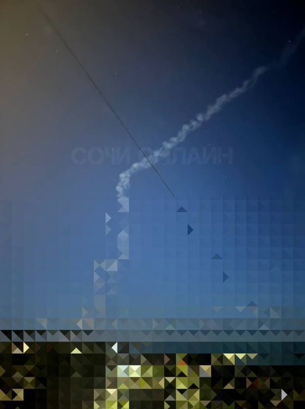 Два майора: Сочи, СМИ:. Около пяти взрывов услышали над Лазаревским районом Сочи. Местные жители утверждают, что сработала система ПВО Два майора: Сочи, СМИ:. Около пяти взрывов услышали над Лазаревским районом Сочи. Местные жители утверждают, что сработала система ПВО