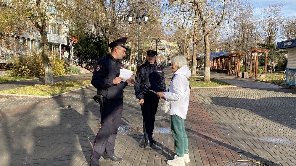 В г. Саки участковые уполномоченные полиции предупредили горожан о мошенниках В г. Саки участковые уполномоченные полиции предупредили горожан о мошенниках