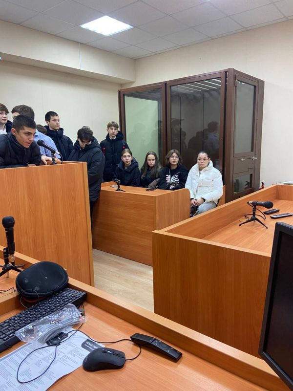 Накануне 10-летней годовщины со дня создания федеральных судов на территории Республики Крым мировым судьей судебного участка №19 Центрального судебного района города Симферополя Лилей Шуб проведен правовой урок для учеников... Накануне 10-летней годовщины со дня создания федеральных судов на территории Республики Крым мировым судьей судебного участка №19 Центрального судебного района города Симферополя Лилей Шуб проведен правовой урок для учеников...
